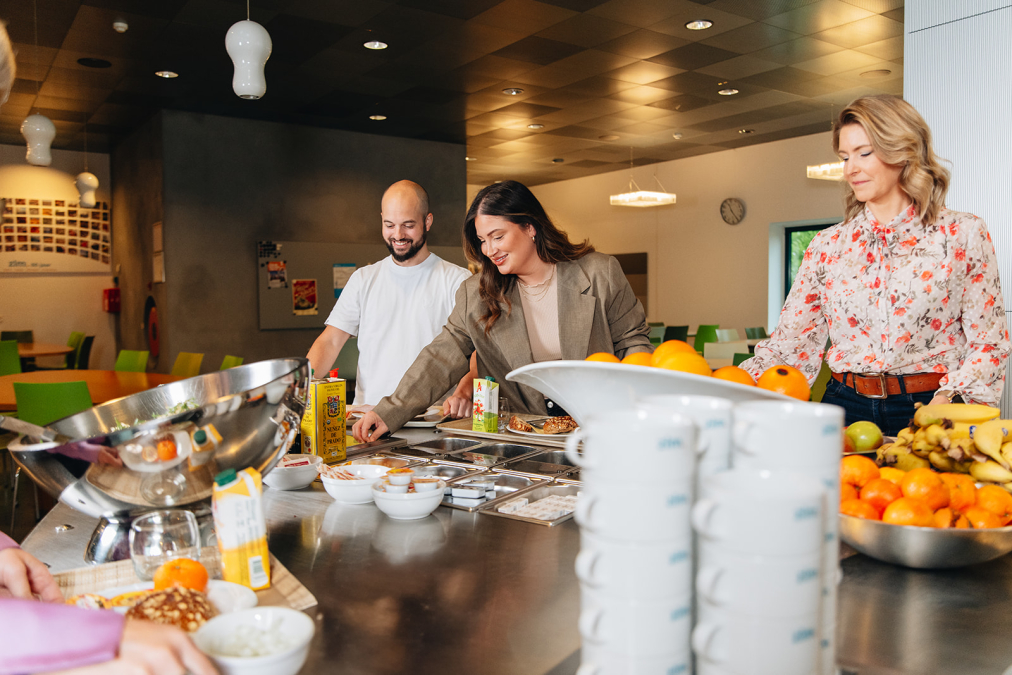 Drie medewerkers kiezen lunch uit