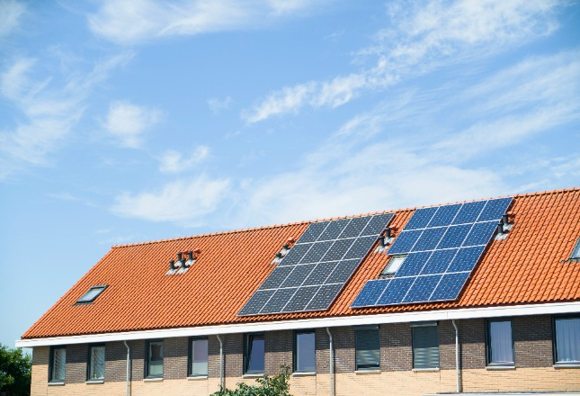 Rij woningen met zonnepanelen