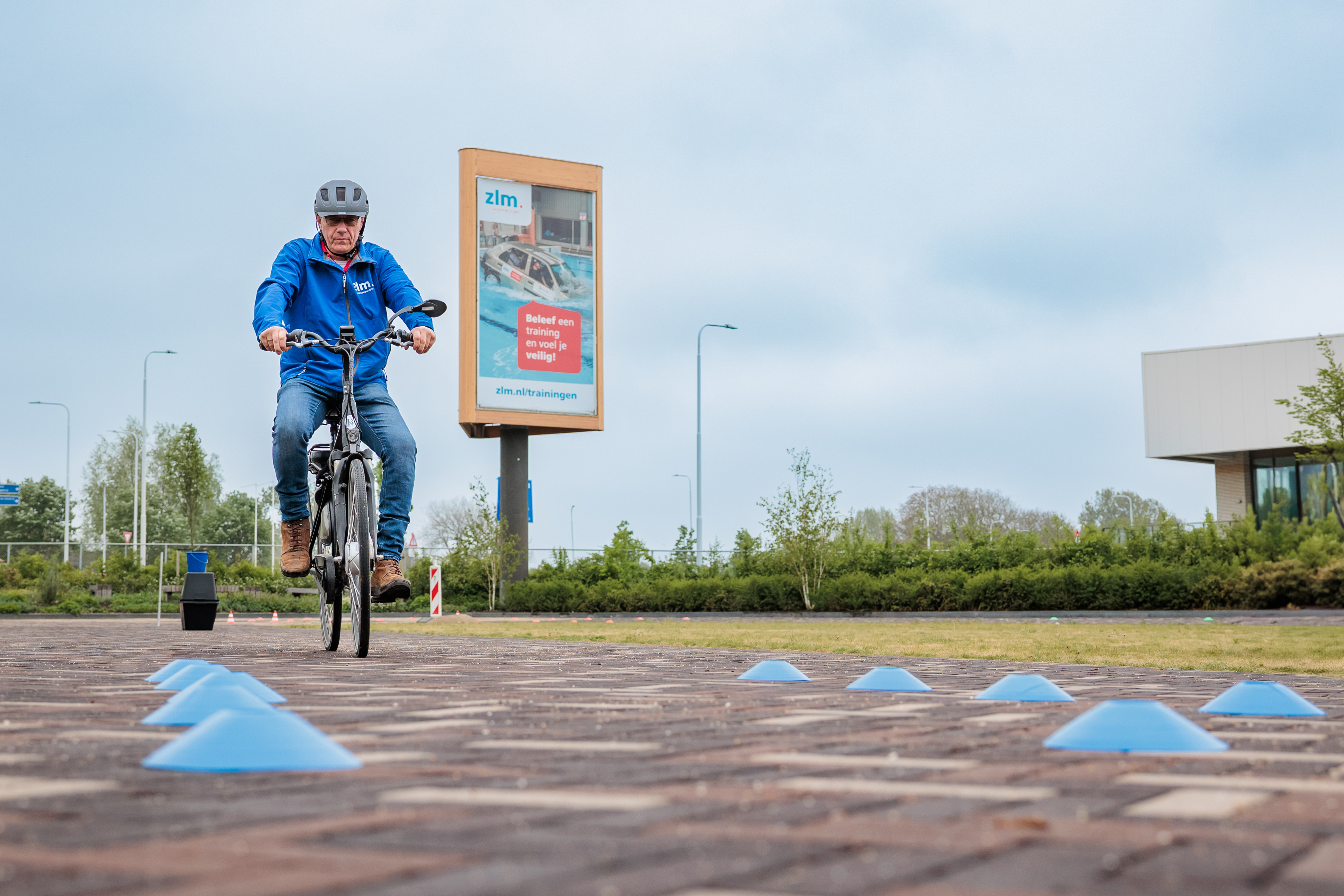 Man fietst parcours tijdens ZLM E-biketraining