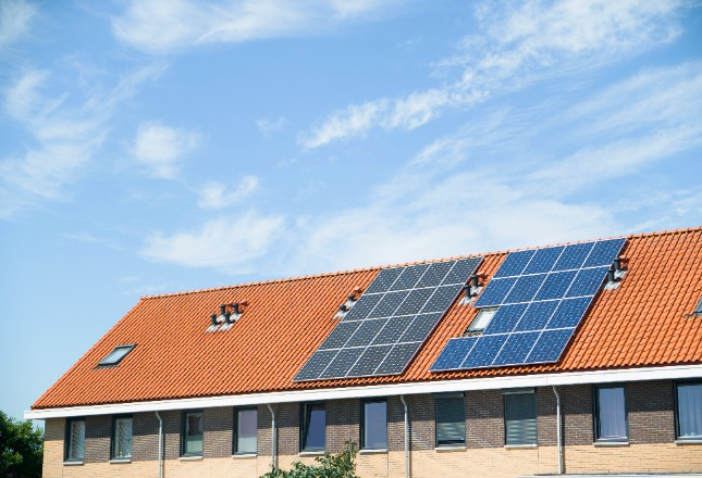Rij woningen met zonnepanelen