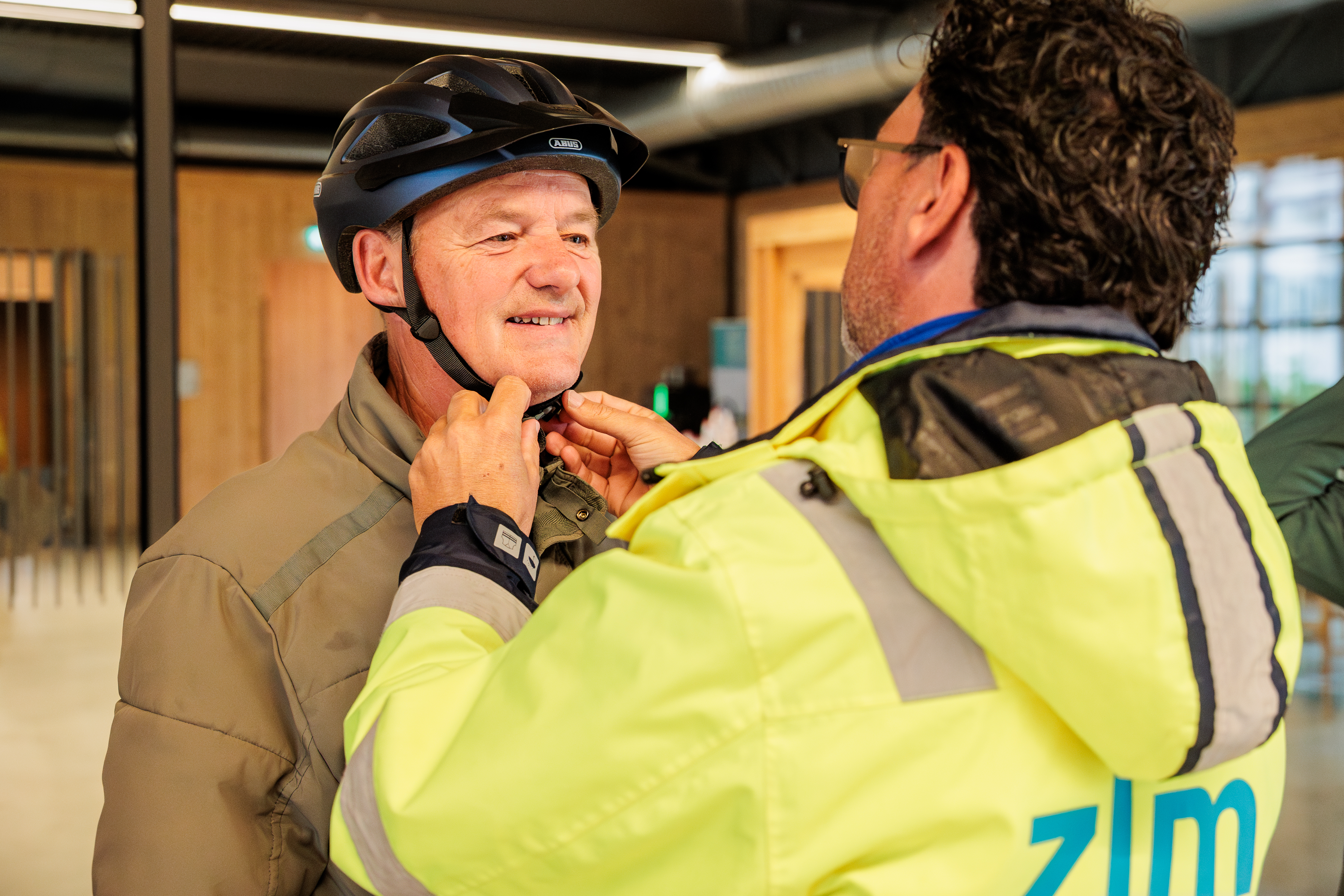 Man doet fietshelm op